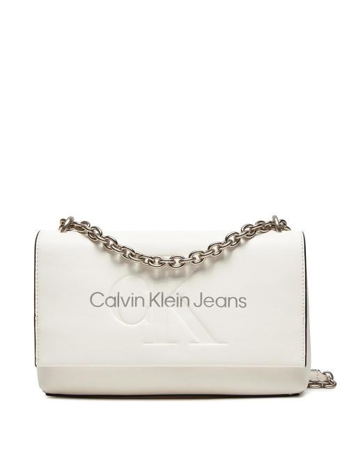 CALVIN KLEIN SCULPTED EW MONO Bolso con solapa y bandolera de cadena logotipo blanco/plateado - Bolsos Mujer