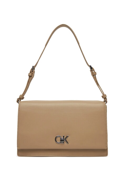 CALVIN KLEIN CK ELONGATED Bolso bandolera con solapa vajilla - Bolsos Mujer