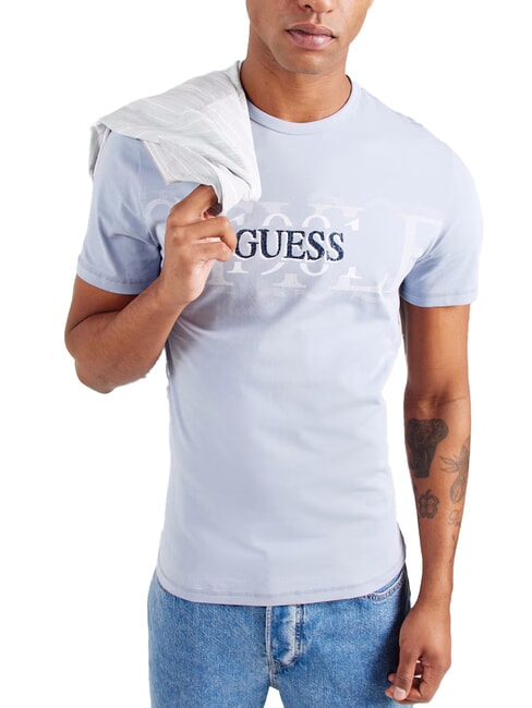 GUESS CHEST BOX Camiseta de algodón con estampado nimbo azul - camiseta