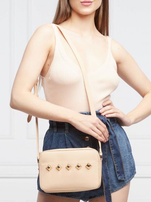 SQUARED STUDS Bolso bandolera con cremallera arena cubana - Bolsos Mujer