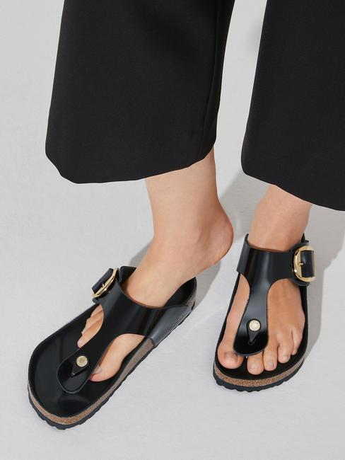 GIZEH BIG BUCKLE Chanclas en charol brillo negro - Zapatos Mujer
