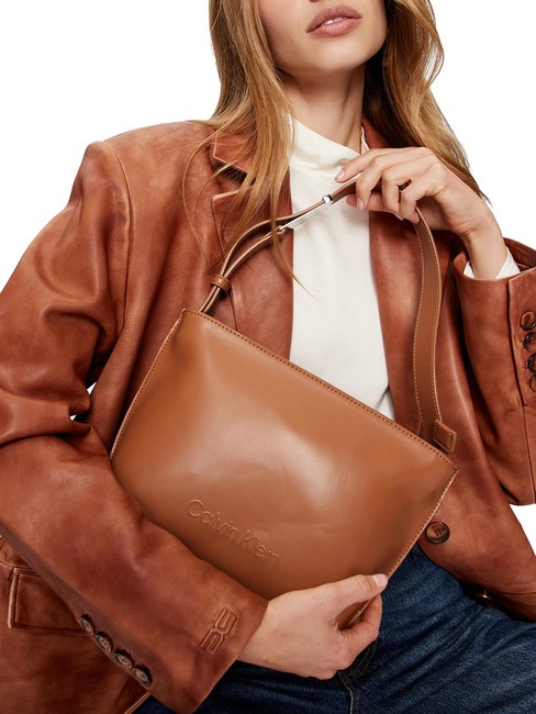 EMBOSSED CALVIN  Bolso de hombro león - Bolsos Mujer