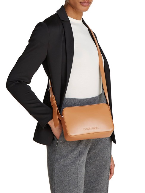 EMBOSSED CALVIN Bolso mini para cámara al hombro león - Bolsos Mujer