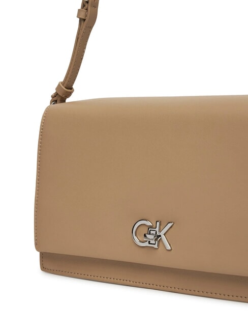 CK ELONGATED Bolso bandolera con solapa vajilla - Bolsos Mujer