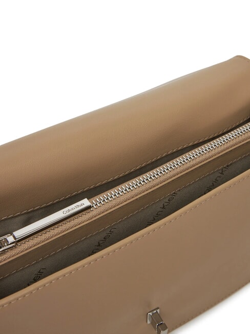 CK ELONGATED Bolso bandolera con solapa vajilla - Bolsos Mujer