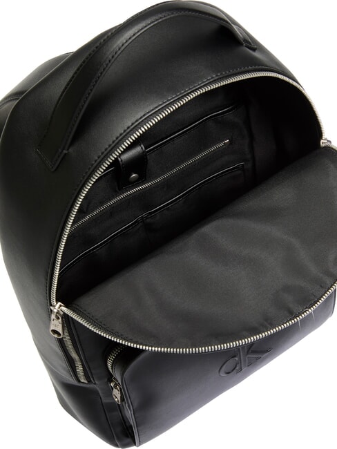 CKJ SCULPTED IMPRESS Mochila con bolsillo para portátil de 14" En negro - Mochilas Escuela & Tiempo Libre