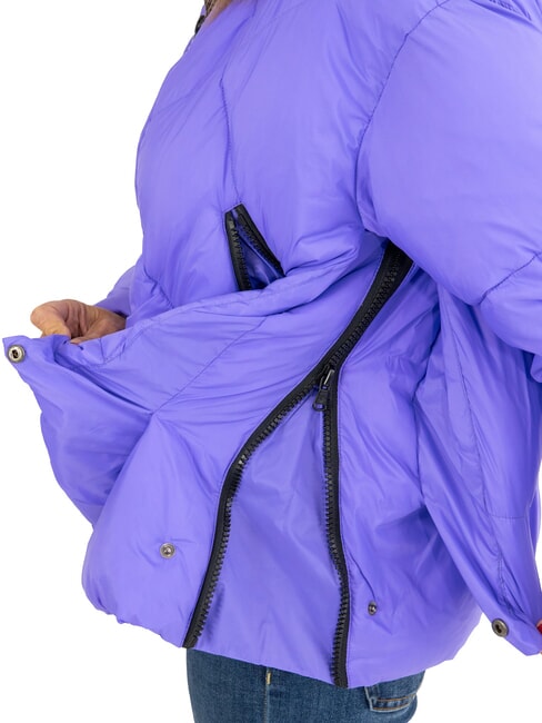 EUGENIE Chaqueta corta de satén con capucha opulencia púrpura - Chaquetas de plumas de mujer