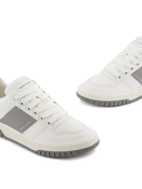A|X Zapatillas con banda lateral en contraste blanco roto + gris neutro - Zapatos Hombre