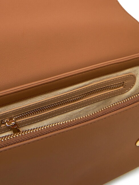 LAMINATED BOLD LOVE Bolso de hombro con solapa camello - Bolsos Mujer
