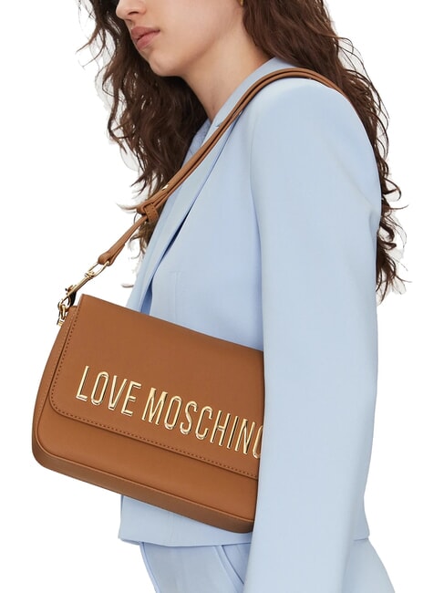 LAMINATED BOLD LOVE Bolso de hombro con solapa camello - Bolsos Mujer