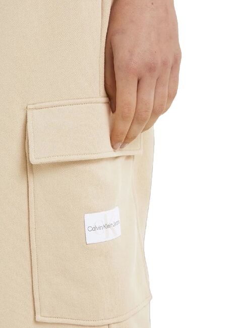 CK JEANS Pantalones de jogging con bolsillos grandes caqui p&aacute;lido - trajes deportivos para mujeres