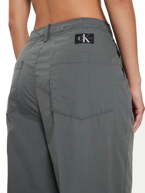 CK JEANS Pantalones chinos de pierna ancha y pierna recta gris infinito - Pantalones de mujer