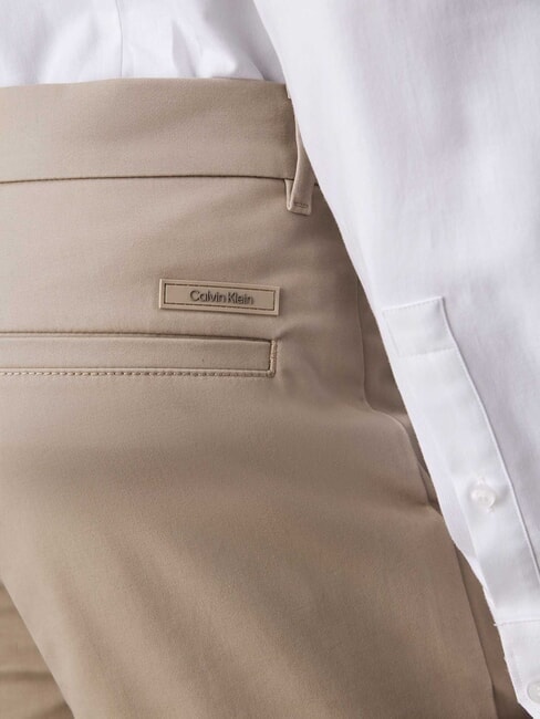 CK Pantalones chinos de tiro medio y corte entallado arcilla fresca - Pantalones