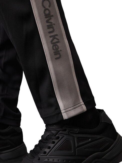 CK PERFORMANCE Pantalones de ch&aacute;ndal con logotipo lateral belleza negra - Trajes deportivos para hombres