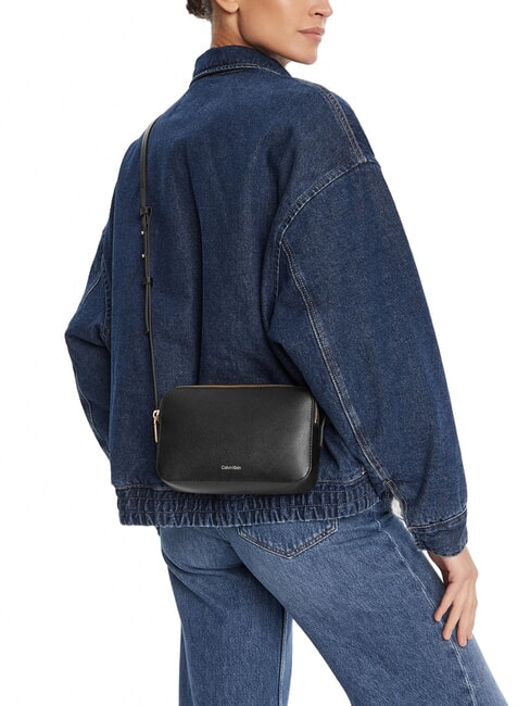 EMBOSSED LOGO Mini bolso de hombro coco negro/tostado - Bolsos Mujer