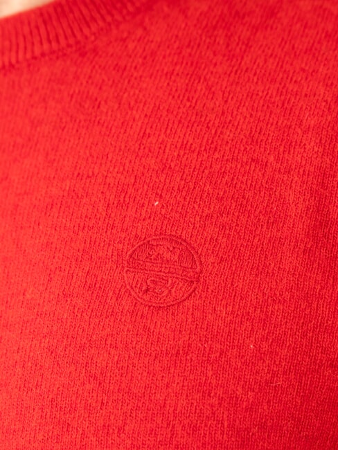 N|S Su&eacute;ter de cuello redondo con bordado del logo rojo pompeyano - Su&eacute;teres de los hombres