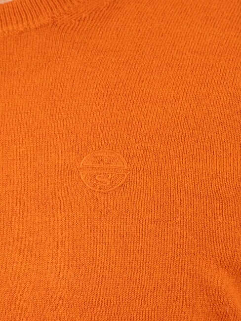 N|S Su&eacute;ter de cuello redondo con bordado del logo llama de oro - Su&eacute;teres de los hombres