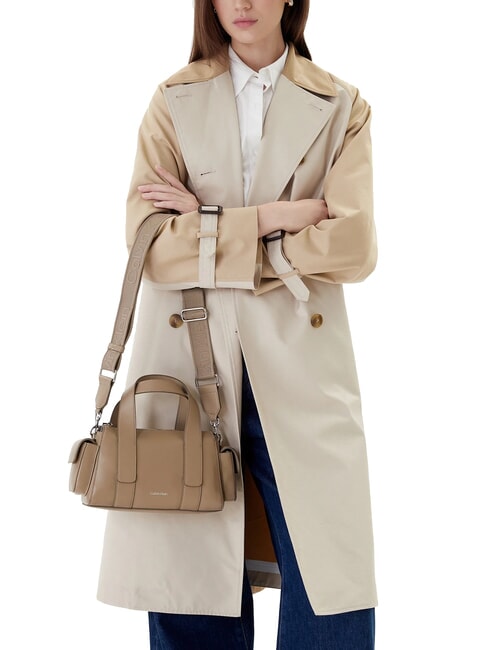 SIGNATURE LOGO STRAP Bolso de mano, con bandolera gris topo del desierto - Bolsos Mujer