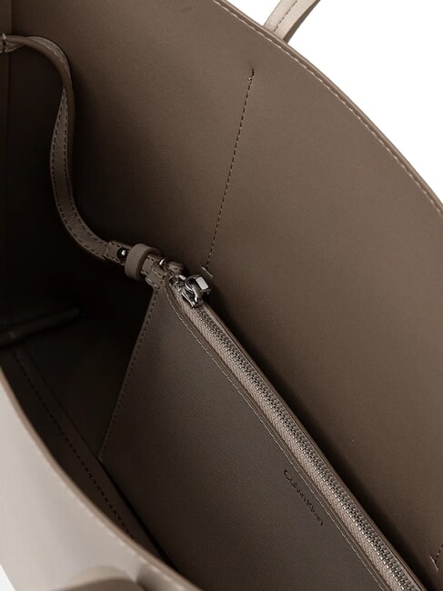 EMBOSSED LOGO Bolso de hombro gris topo del desierto - Bolsos Mujer