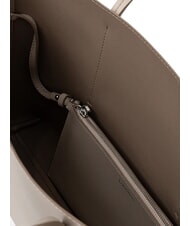 CALVIN KLEIN EMBOSSED LOGO Bolso de hombro gris topo del desierto - Bolsos Mujer - 3