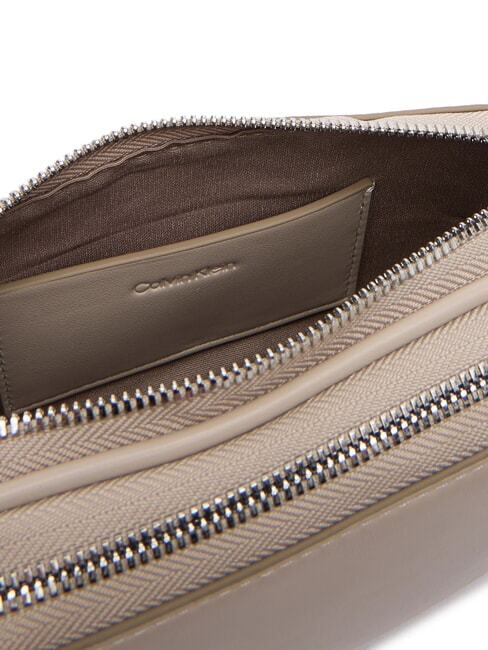 SIGNATURE LOGO STRAP Estuche para c&aacute;mara con doble funci&oacute;n gris topo del desierto - Bolsos Mujer