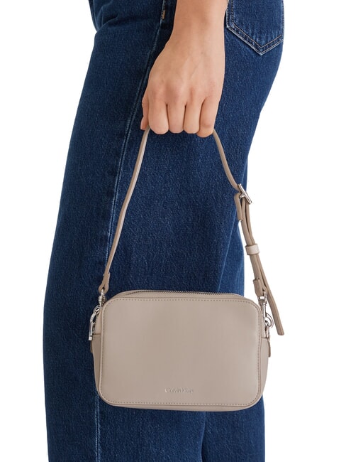 SIGNATURE LOGO STRAP Estuche para c&aacute;mara con doble funci&oacute;n gris topo del desierto - Bolsos Mujer