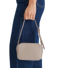 CALVIN KLEIN SIGNATURE LOGO STRAP Estuche para c&aacute;mara con doble funci&oacute;n gris topo del desierto - Bolsos Mujer - 5