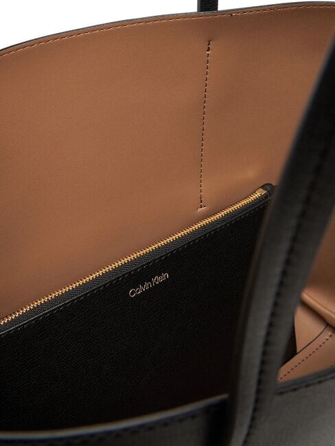 EMBOSSED LOGO Bolso de hombro coco negro/tostado - Bolsos Mujer