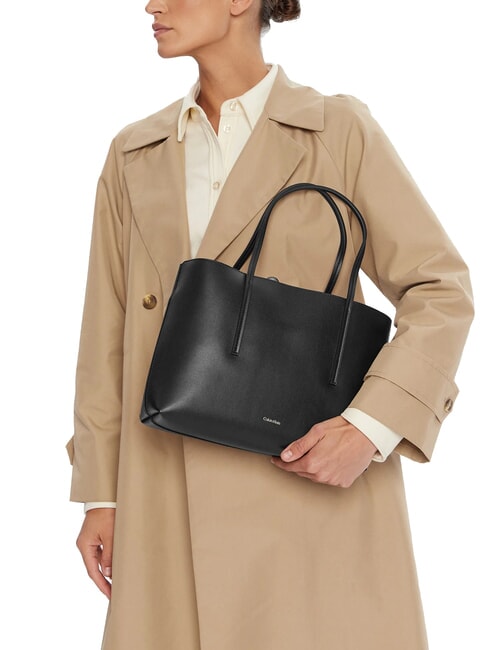 EMBOSSED LOGO Bolso de hombro coco negro/tostado - Bolsos Mujer