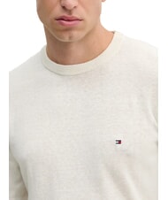 TOMMY HILFIGER TH Su&eacute;ter de cuello redondo en mezcla de lino p&eacute;talo de marfil - Su&eacute;teres de los hombres - 3