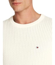 TOMMY HILFIGER TH Su&eacute;ter de cuello redondo de punto trenzado p&eacute;talo de marfil - Su&eacute;teres de los hombres - 3