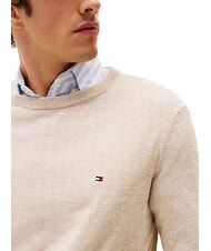 TOMMY HILFIGER TH Su&eacute;ter de cuello redondo en mezcla de lino resplandor / logotipo de arena rosa - Su&eacute;teres de los hombres - 3
