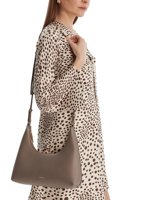 EMBOSSED LOGO Bolso de hombro, con correa para el hombro gris topo del desierto - Bolsos Mujer