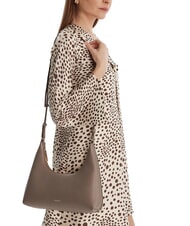 CALVIN KLEIN EMBOSSED LOGO Bolso de hombro, con correa para el hombro gris topo del desierto - Bolsos Mujer - 2