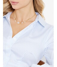 GUESS WHITE LOTUS Collar de oro amarillo con motivo de m&uacute;ltiples lotos. - Collares