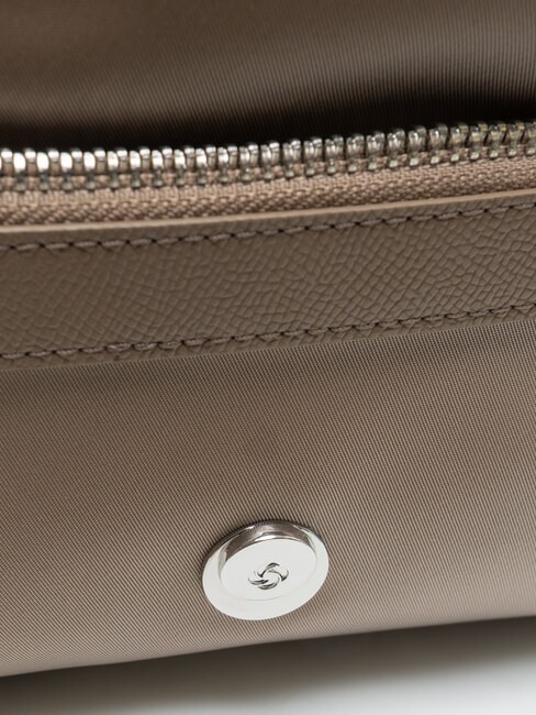 KARISSA EVO Art&iacute;culos esenciales para viajar marr&oacute;n nuez - Neceser