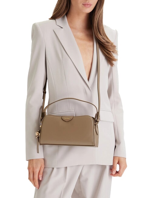 EMBOSSED LOGO BUSINE Bolso de mano con correa para el hombro. gris topo del desierto - Bolsos Mujer