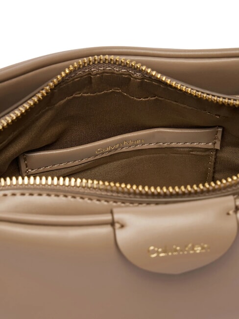 EMBOSSED LOGO BUSINE Bolso de mano con correa para el hombro. gris topo del desierto - Bolsos Mujer