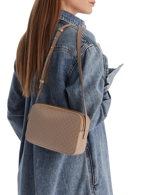 COATED EMBLEM Mini bolso de hombro topo desierto aop - Bolsos Mujer