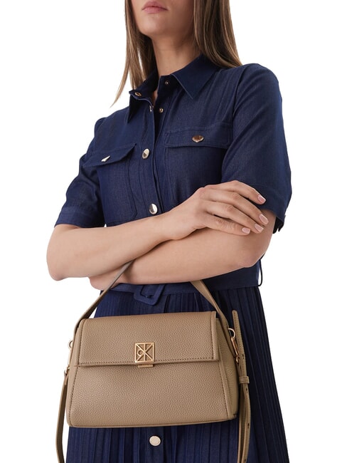 HARDWARE EMBLEM PEBB Bolso de mano con correa para el hombro. gris topo del desierto - Bolsos Mujer