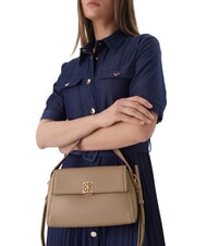 CALVIN KLEIN HARDWARE EMBLEM PEBB Bolso de mano con correa para el hombro. gris topo del desierto - Bolsos Mujer - 2