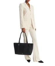 CALVIN KLEIN HARDWARE EMBLEM PEBB Bolsa de la compra En negro - Bolsos Mujer - 2