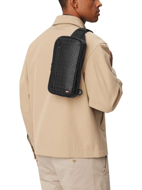 TH EMBOSSED FLAG Bolsa de un solo hombro negro - Ri&ntilde;oneras