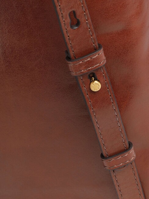 IOLANDA Mochila con bolsillo frontal, de piel. BROWN - Bolsos Mujer