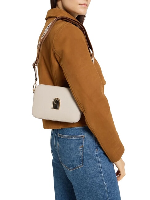 GARDENIA Bolso porta c&aacute;mara de piel con estampado keria tonos perla y co&ntilde;ac - Bolsos Mujer