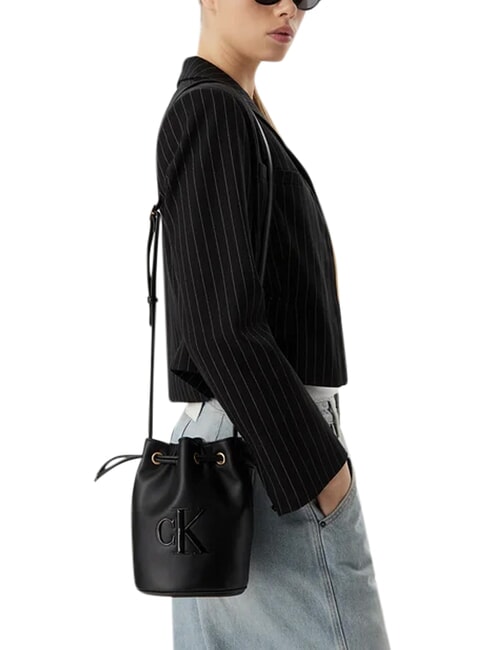 BOLD CK Bolso tipo cubo con correa para el hombro. En negro - Bolsos Mujer