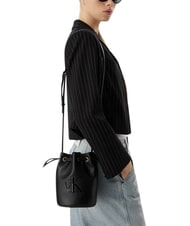 CALVIN KLEIN BOLD CK Bolso tipo cubo con correa para el hombro. En negro - Bolsos Mujer - 2