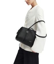 CALVIN KLEIN EMBLEM HW Bolso de hombro En negro - Bolsos Mujer - 2