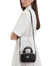 CALVIN KLEIN CONTRAST CK Minibolso con correa para el hombro En negro - Bolsos Mujer - 2
