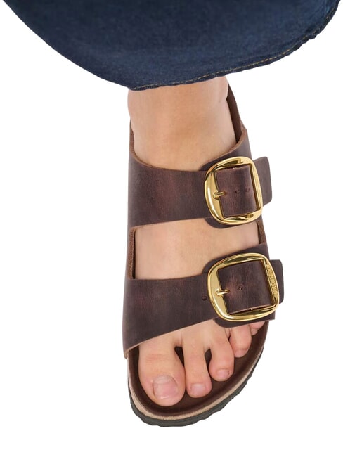 ARIZONA BIG BUCKLE HEX Sandalias tipo zapatilla de cuero engrasado habana - Zapatos Mujer